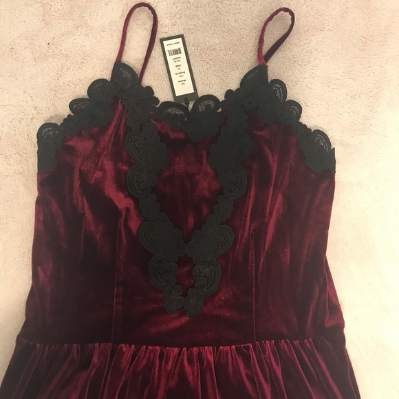 Velvet dress with adjustable straps - Picture 2 of 7